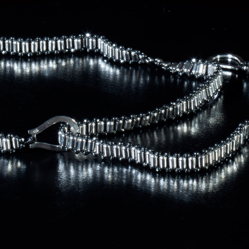 Collana intrecciata con cilindri in argento ed ematite