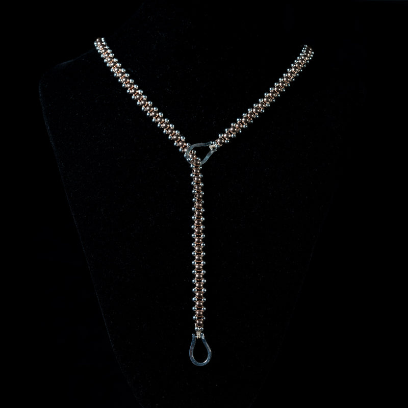 Collana intrecciata con sfere in bronzo